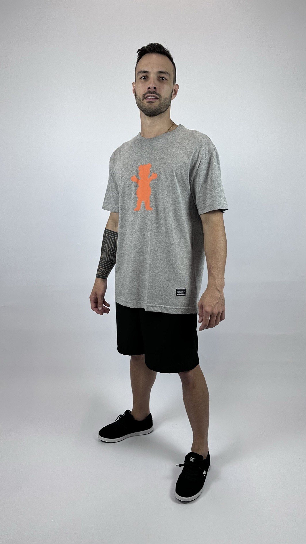 Camiseta Grizzly OG Bear Cinza Urso Laranja