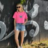 camiseta feminina cropped estonada mahai borboleta rosa neon 5