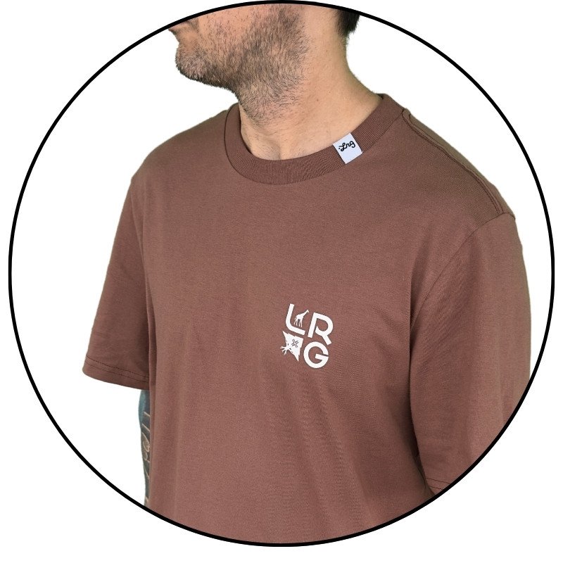 camiseta masculina lrg stay stacked tee marrom descricao 1